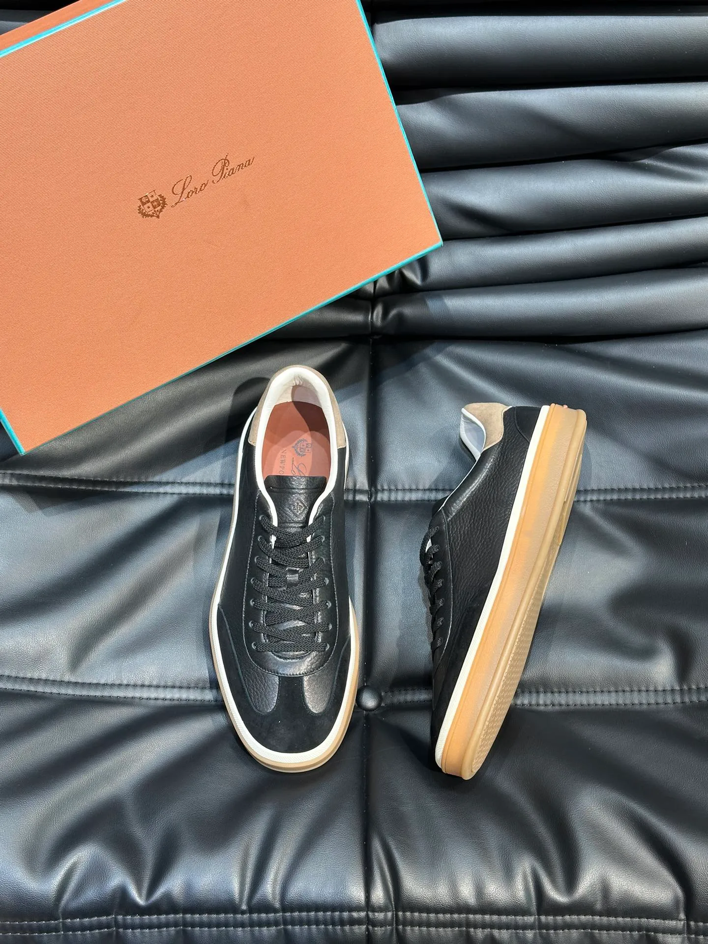 p420 Men's Shoes New 🆕Lp Old Money Style Men's Low-top Casual Tennis Shoes Loro Piana's high-end series has launched sports shoe styles made of soft cowhide. The breathable properties and flexible texture of natural materials make the sneakers both functional and comfortable. The high-quality metal-free tanning and tumble process highlights the natural texture of the leather, while the camel-colored sole and white rubber trim create a double-layer sole effect, making it an everyday shoe that can easily create a lazy and casual style! Size: 39-44 (45, 46 customized
